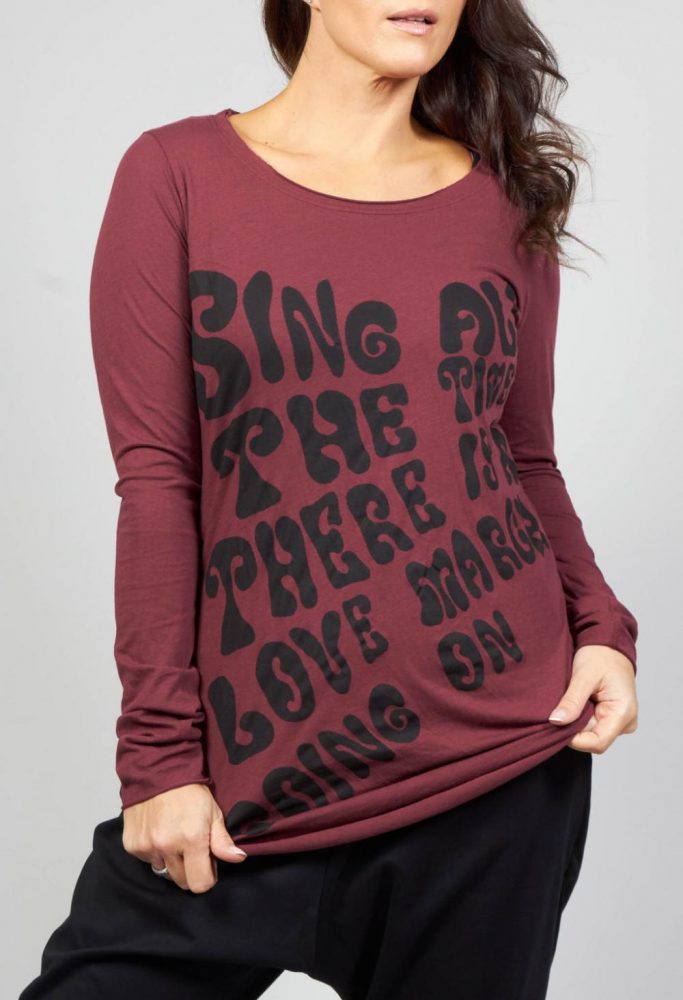 Long T-Shirt with Slogan in Wine Print | Rundholz Label T-Shirts - Amelia Dyer